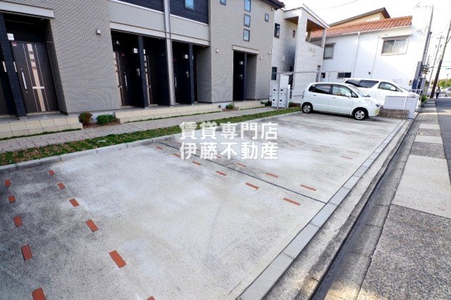 クエスト ウーノの駐車場