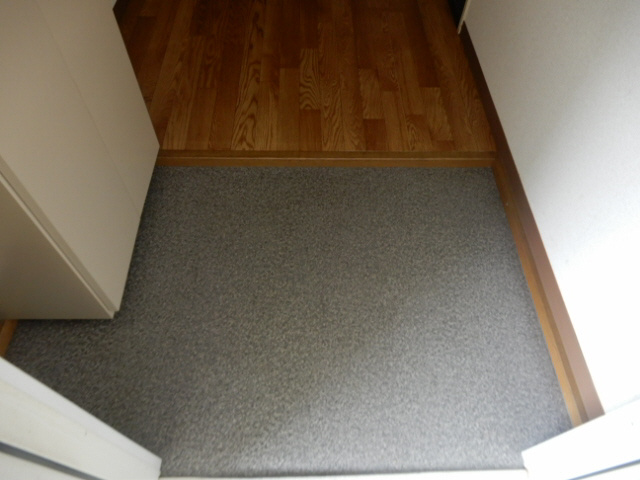 マキハウスB棟の玄関