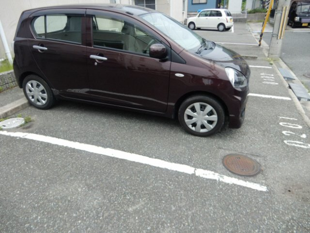 マキハウスB棟の駐車場