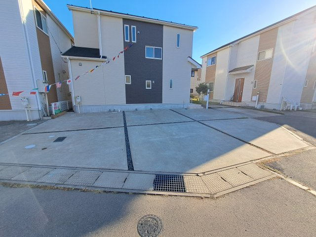 前橋市昭和町三丁目　中古住宅の駐車場|建物北側に並列3台駐車可能！