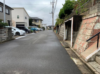 【前面道路含む現地写真】 | 前面道路も広いので車庫入れもすれ違いもストレスなく行えます♪
