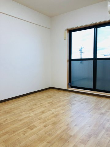 仲介手数料無料！！A・City港宝神の居間・リビング