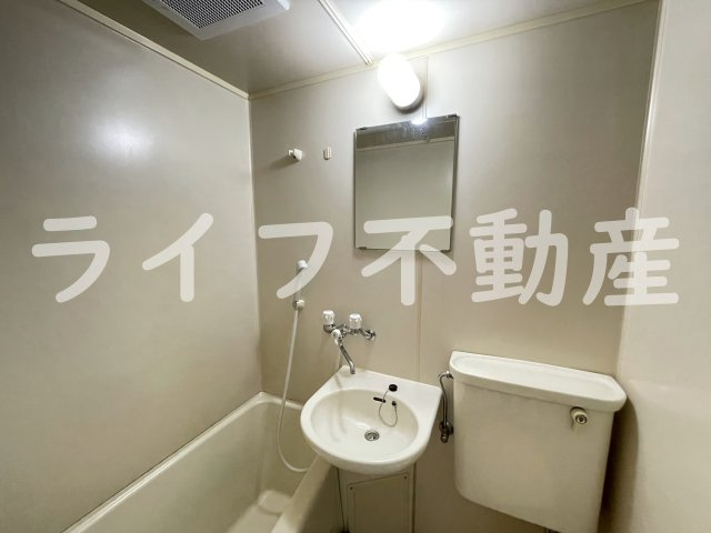 カントリーハウスの独立洗面台|使いやすい独立洗面台です