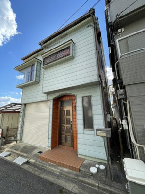 【外観】 | 高槻市津之江北町中古戸建 | 〇ＪＲ京都線「摂津富田」まで徒歩19分
●シャッター付き駐車場あり
〇閑静な住宅街