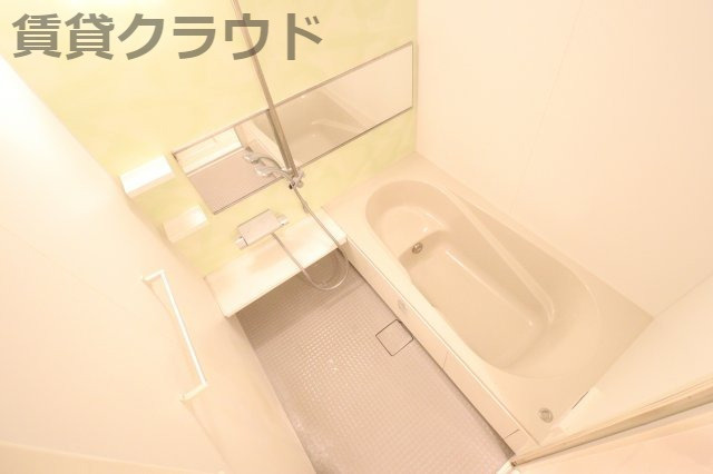 ベルカーサの浴室|足が延ばせる、半身浴もできる広い一坪タイプのお風呂です！