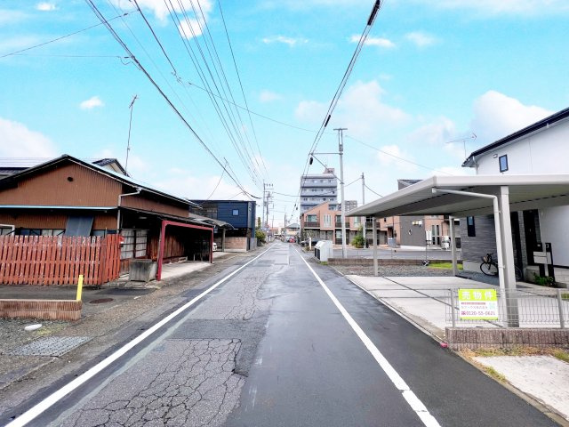 伊勢崎市緑町　中古住宅の前面道路含む現地写真