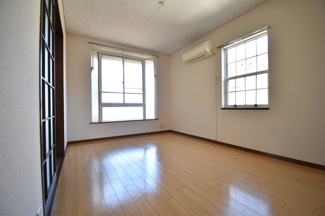 【北側洋室6帖】角部屋・2面採光のお部屋です★