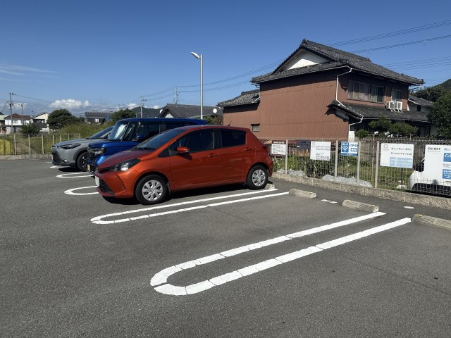 ローヤルヴィラ勝原の駐車場