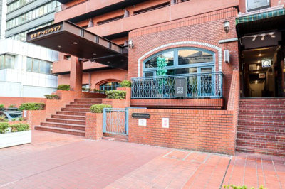 【エントランス】 | 堂島アーバンライフ | 近隣にはマンションや複合ビルにオフィスビルの並ぶ、落ち着いた環境に立地です