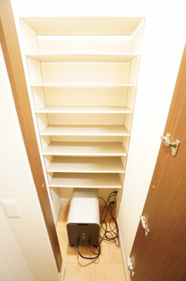 【収納】 | ベルカーサ | ※同物件・同タイプの写真です。蓄電器の設置があります♪