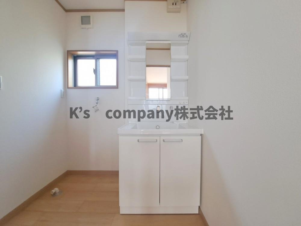 茅ヶ崎市美住町　中古戸建の独立洗面台|小物の収納が両サイドにあり便利です♪