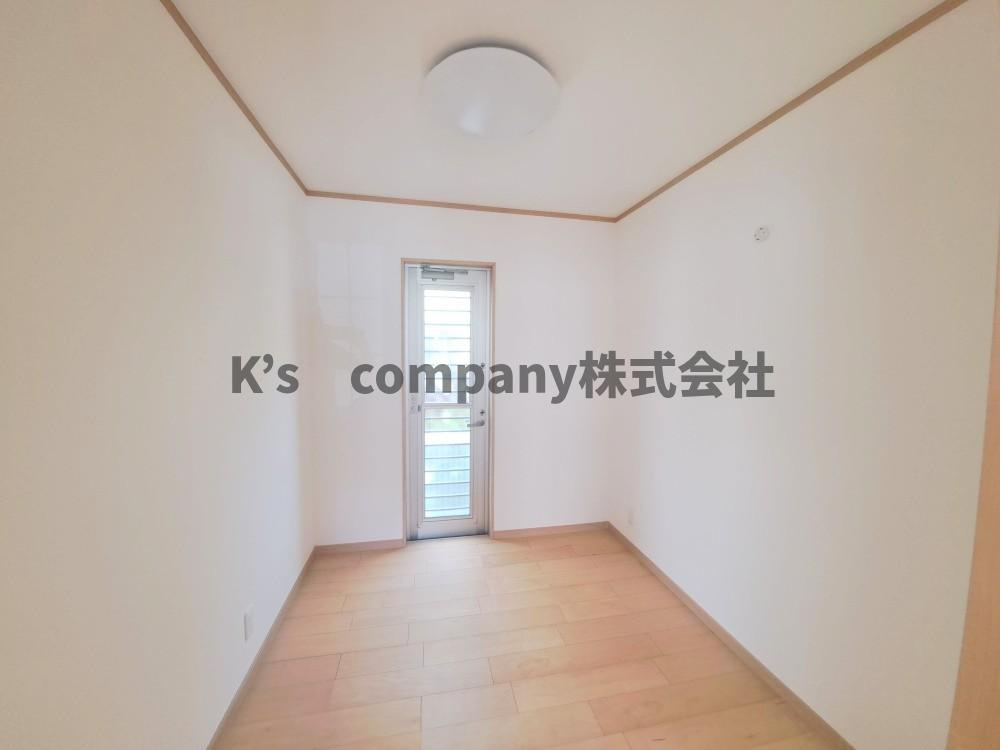 茅ヶ崎市美住町　中古戸建の子供部屋|サービスルーム◇窓付きのお部屋で居室としてもお使いいただけます♪