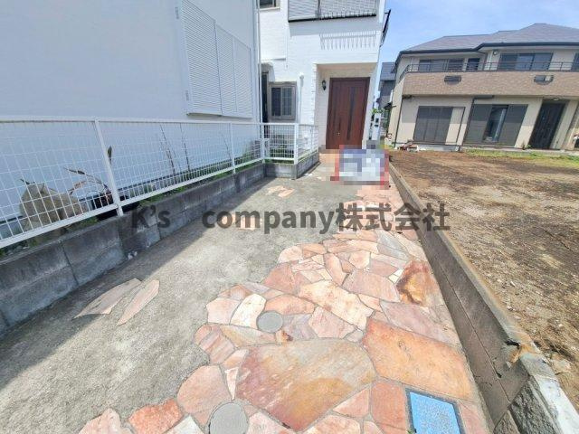 茅ヶ崎市美住町　中古戸建の駐車場|足元がオシャレな駐車スペース◇