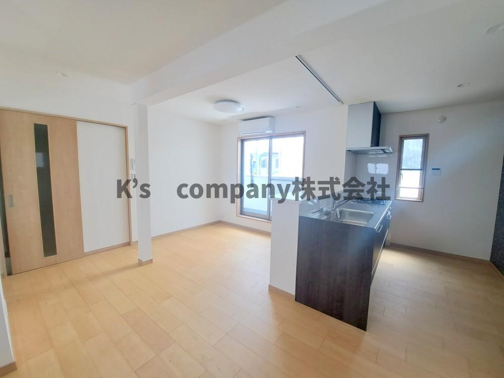 茅ヶ崎市美住町　中古戸建の居間・リビング|2階リビングは明るさがあり、天井高で開放感があります♪
