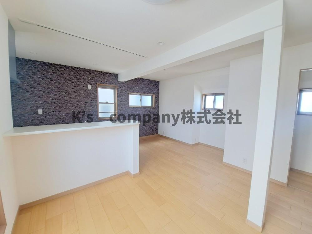 茅ヶ崎市美住町　中古戸建の居間・リビング|リビングダイニングスペース◇キッチンの背面にはシックなアクセントクロスでオシャレ度がアップしています♪