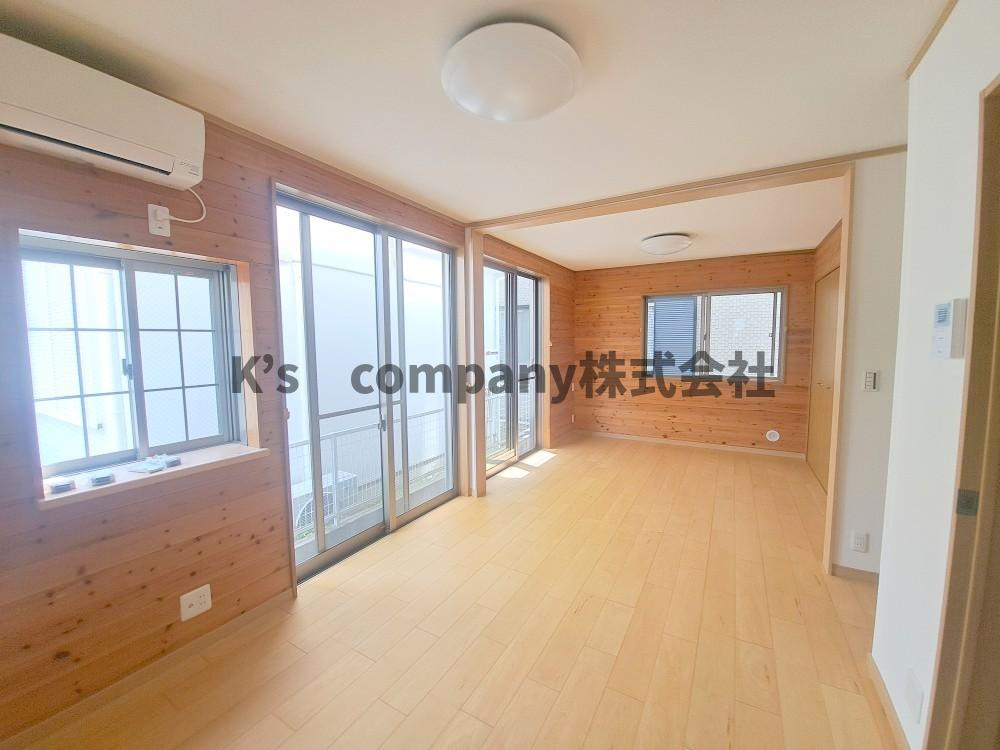 茅ヶ崎市美住町　中古戸建の寝室|洋室10.6帖◇大きな窓に囲まれた明るい洋室◇主寝室におすすめです◇
