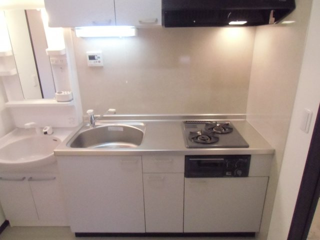 第５アトムステーションビルのキッチン|2口ガスシステムキッチンです。グリル付です。