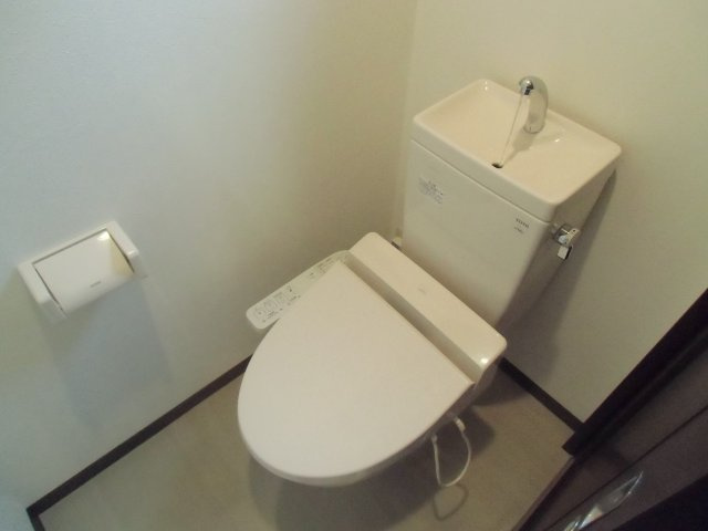 第５アトムステーションビルのトイレ|もちろんウォシュレット付です。