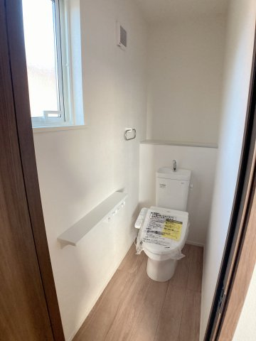 半田市苗代町2丁目戸建のトイレ
