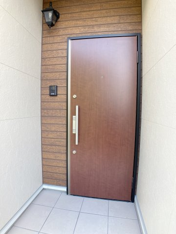半田市苗代町2丁目戸建の玄関