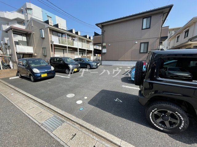 千葉市花見川区幕張本郷５丁目のアパートの駐車場