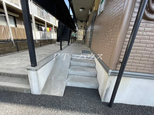 千葉市花見川区幕張本郷５丁目のアパートのロビー