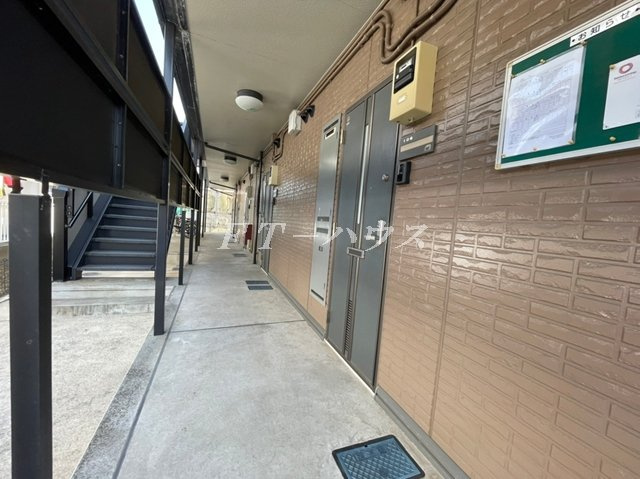 千葉市花見川区幕張本郷５丁目のアパートのロビー