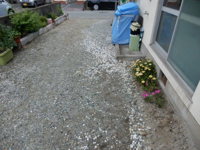 本間借家の駐車場