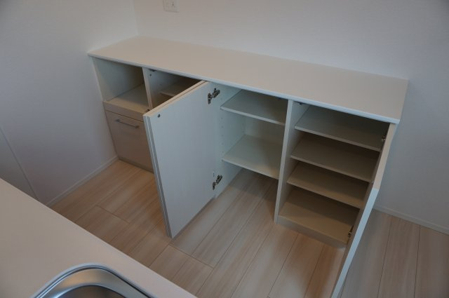 ウエスタンハイツ17のキッチン|キッチン後ろに食器棚が付いている！