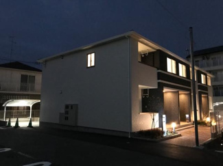 【外観】 | ラ・ルーチェ | 外観写真（夜）