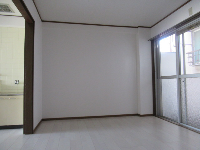 伊勢田マンションの居間・リビング