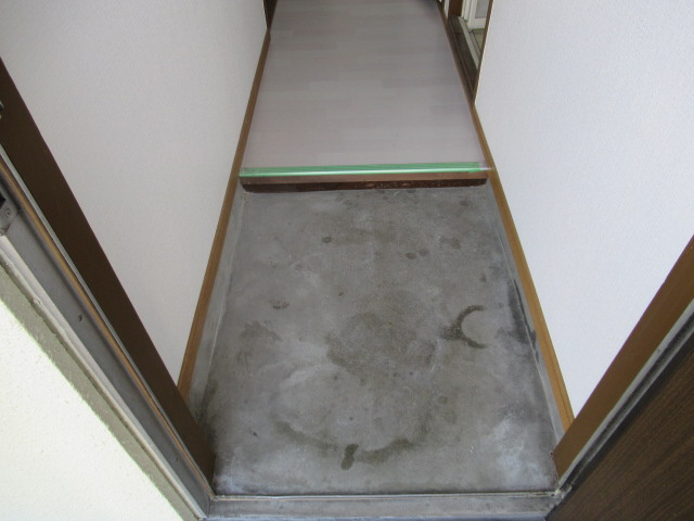 伊勢田マンションの玄関