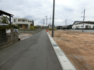 【前面道路含む現地写真】 | 土地　船穂町船穂　全6区画 | 分譲地西側道路になります。幅員約4.2ｍ。