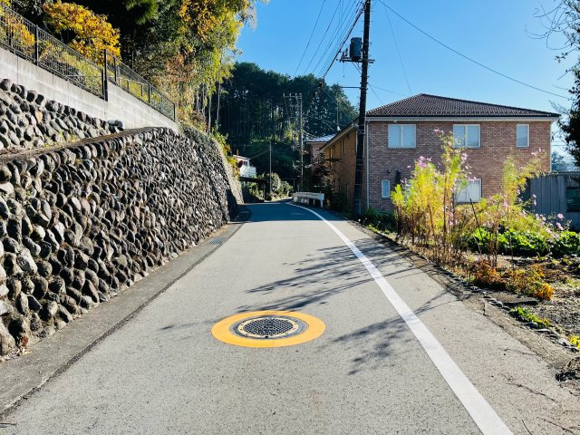 日の出町大久野　売地の前面道路含む現地写真|現地の前面道路。日当たり良好です！