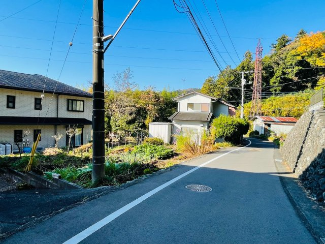 日の出町大久野　売地の前面道路含む現地写真|現地の前面道路は公道です。