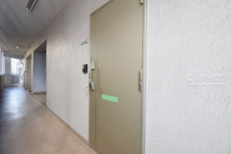 【その他共用部分】 | ダブルロック式の玄関ドアが皆様をお出迎え。お部屋のセキュリティの観点からも、うれしい設備ですね。玄関の色もシックで良い感じです。～即日のご見学可能～　お問合せはお気軽にどうぞ。