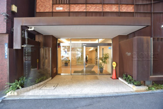 【エントランス】 | お客様を、そして住人を出迎えてくれるマンションのエントランス。ゴミが落ちていないことからも、管理状態の良さや住民の節度の高さが見て取れます。～即日のご見学可能～　お問合せはお気軽にどうぞ。
