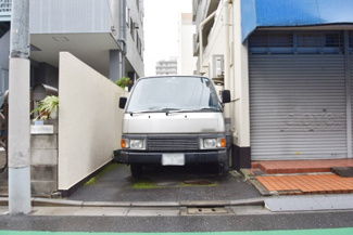 【駐車場】 | マンションの駐車場スペース。空きの有無や駐車料金、サイズ規定などについては、改めてお問い合わせください。～即日のご見学可能～　お問合せはお気軽にどうぞ。