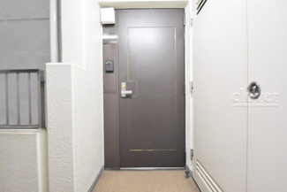 【その他共用部分】 | 皆様をお迎えする、お部屋の玄関ドア。開けやすさや開放角度、ドアノブの操作しやすさや鍵の形状などを、現地で一度ご確認ください。～即日のご見学可能～　お問合せはお気軽にどうぞ。