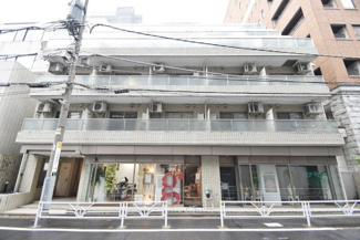 【外観】 | 手入れの行き届いた外壁やエントランスなど、「見ればわかる」レベルで清潔感を保ったマンションです。築年数を感じさせない姿で皆様をお出迎えします。～即日のご見学可能～　お問合せはお気軽にどうぞ。