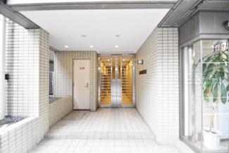 【エントランス】 | オートロックを備えた、マンションのエントランス。やはりセキュリティの観点は欠かすことができません。皆様を“安全”に送り出し、出迎えてくれます。～即日のご見学可能～　お問合せはお気軽にどうぞ。