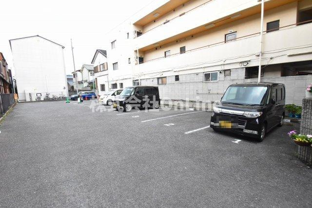 志紀ロイヤルハイツの駐車場