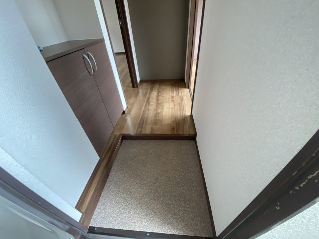 クラウディア思案橋Aの玄関