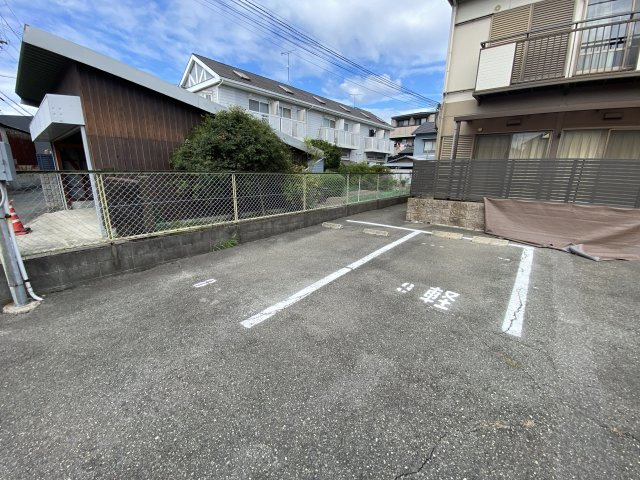 クラウディア思案橋Aの駐車場