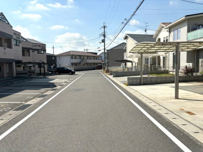 【前面道路含む現地写真】 | 小野市神明町　築浅一戸建て | 前面道路にゆとりがあり駐車がらくらく♪閑静な住宅街で綺麗な街並み！！