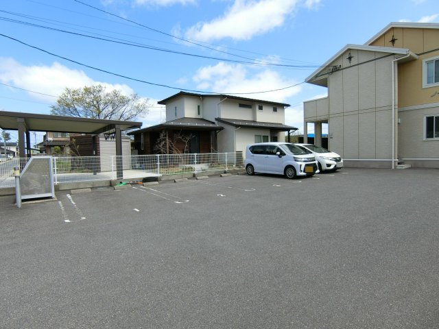 ノースウイングの駐車場