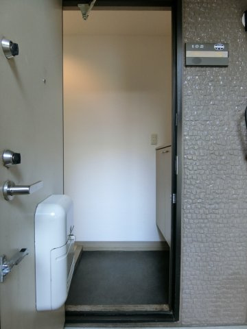 ロードキャッスル　A棟の玄関|イメージ102号室の写真