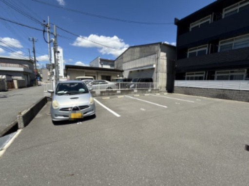 ドリーム三条の駐車場