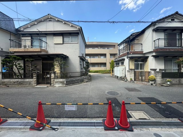 四條畷市米崎町　新築戸建ての前面道路含む現地写真