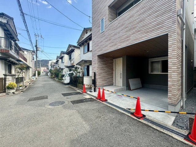 四條畷市米崎町　新築戸建ての前面道路含む現地写真